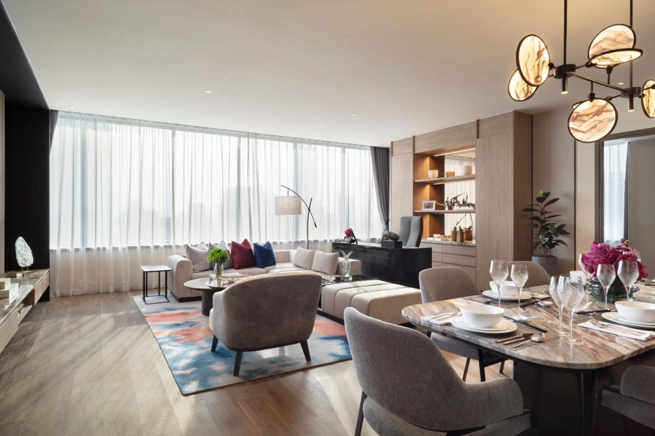 Ascott Embassy Sathorn Bangkok Hotel Bagian luar foto A suite at the hotel