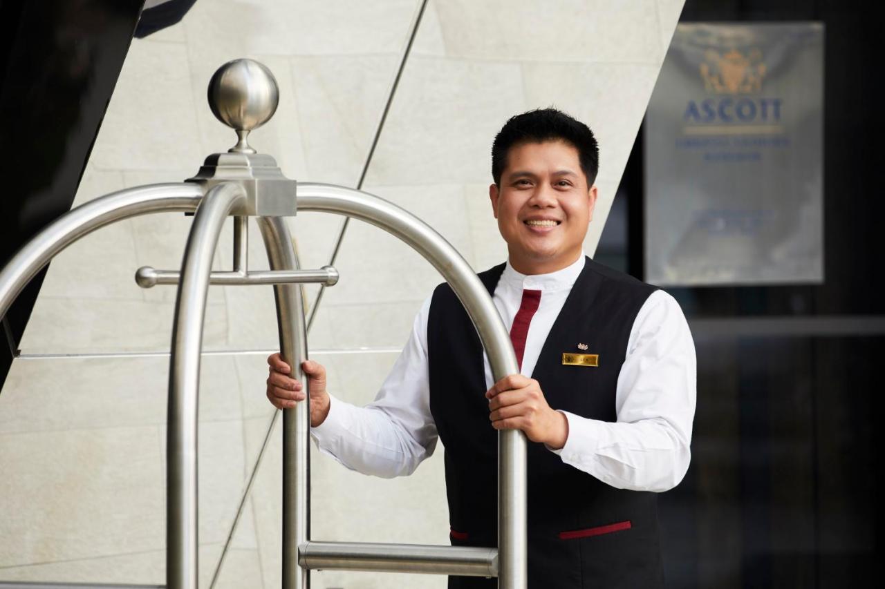 Ascott Embassy Sathorn Bangkok Hotel Bagian luar foto A bellboy at Ascott Suites, Kuala Lumpur