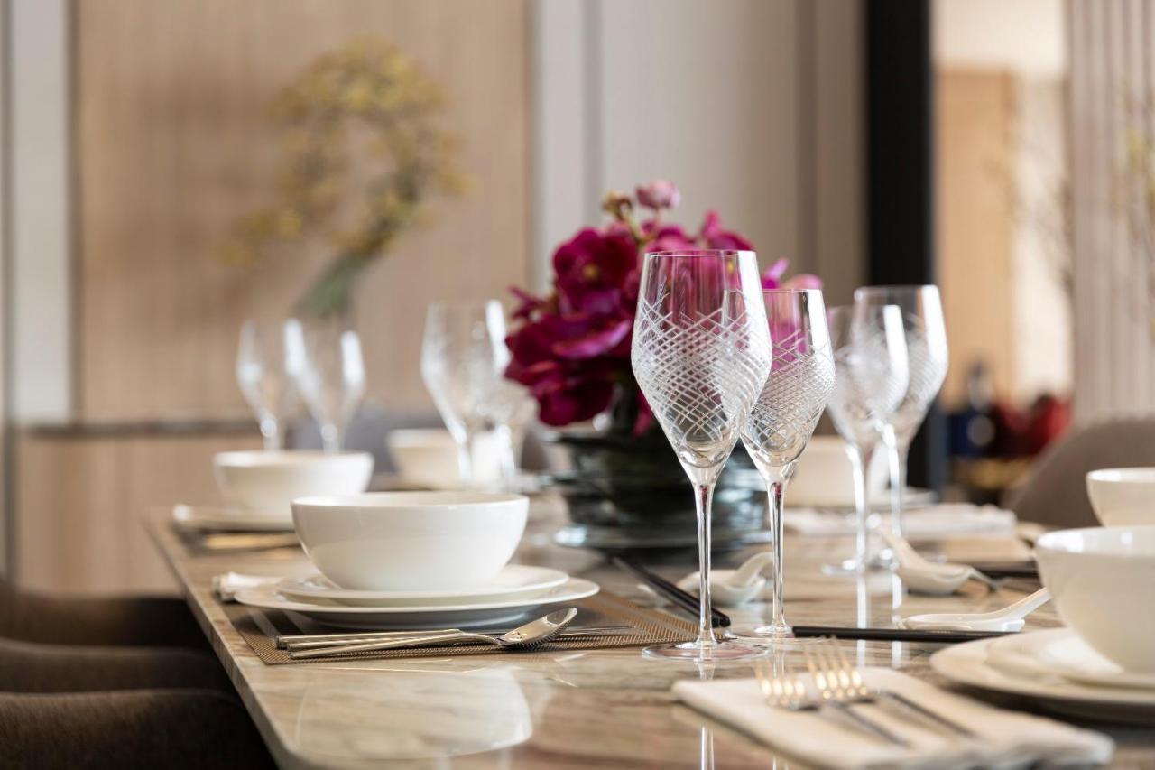 Ascott Embassy Sathorn Bangkok Hotel Bagian luar foto Tableware