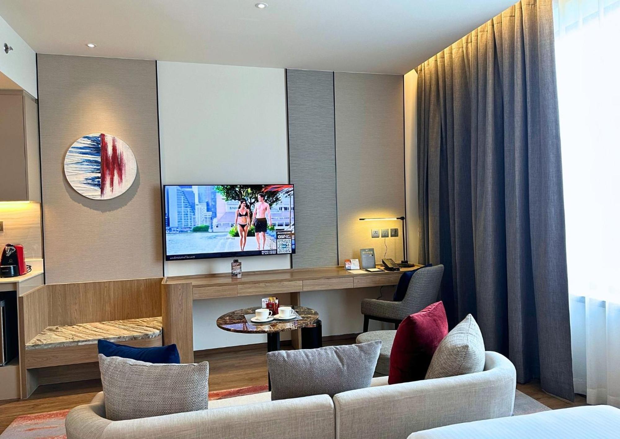 Ascott Embassy Sathorn Bangkok Hotel Bagian luar foto A living room in a hotel