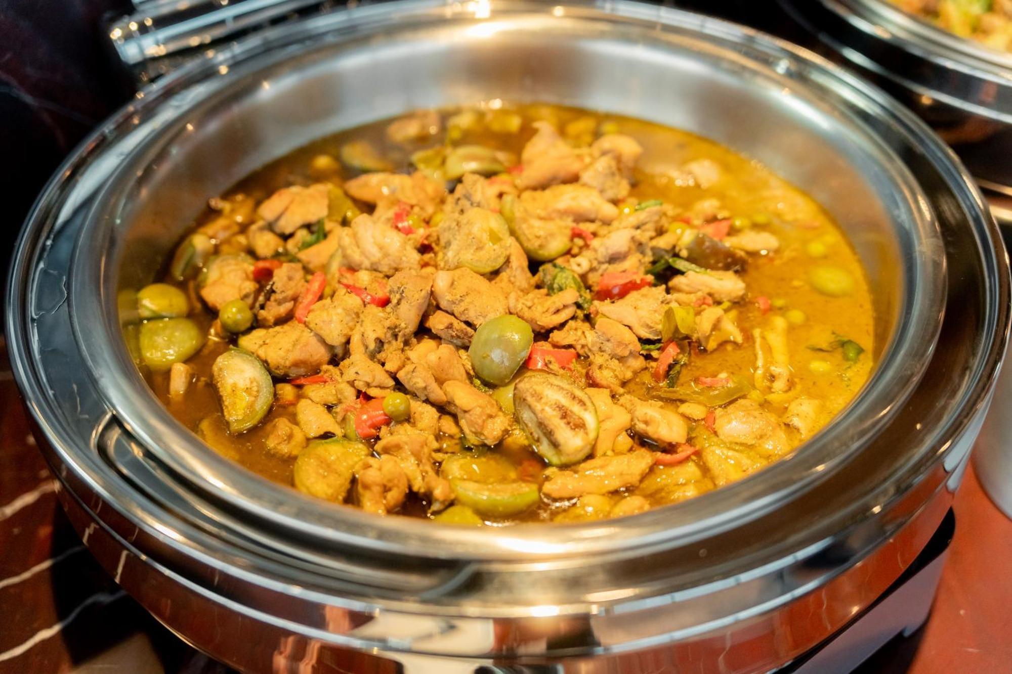 Ascott Embassy Sathorn Bangkok Hotel Bagian luar foto A chafing dish