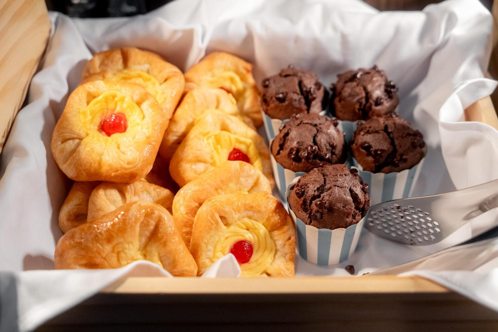 Ascott Embassy Sathorn Bangkok Hotel Bagian luar foto A selection of pastries