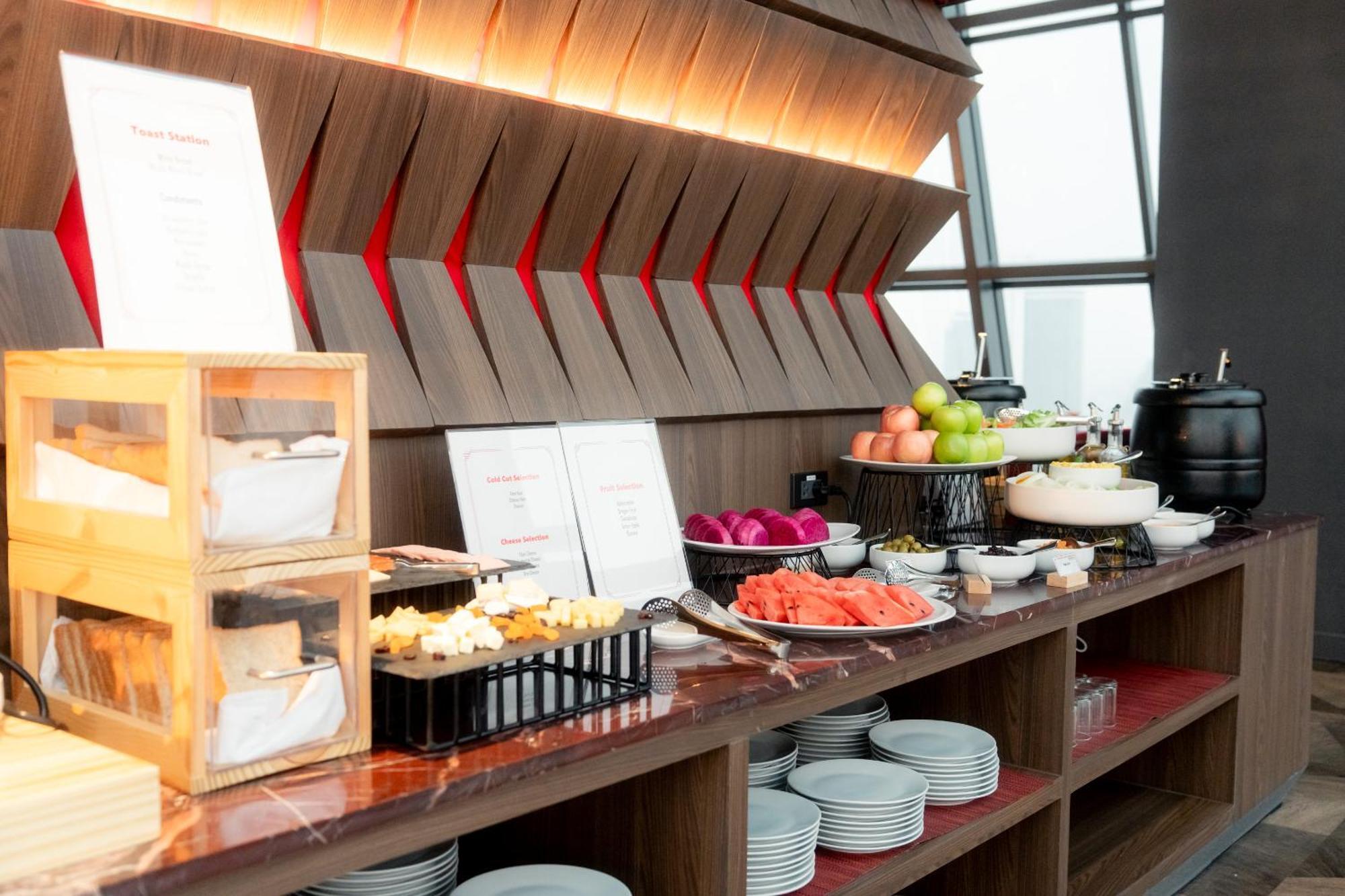 Ascott Embassy Sathorn Bangkok Hotel Bagian luar foto A buffet at a hotel