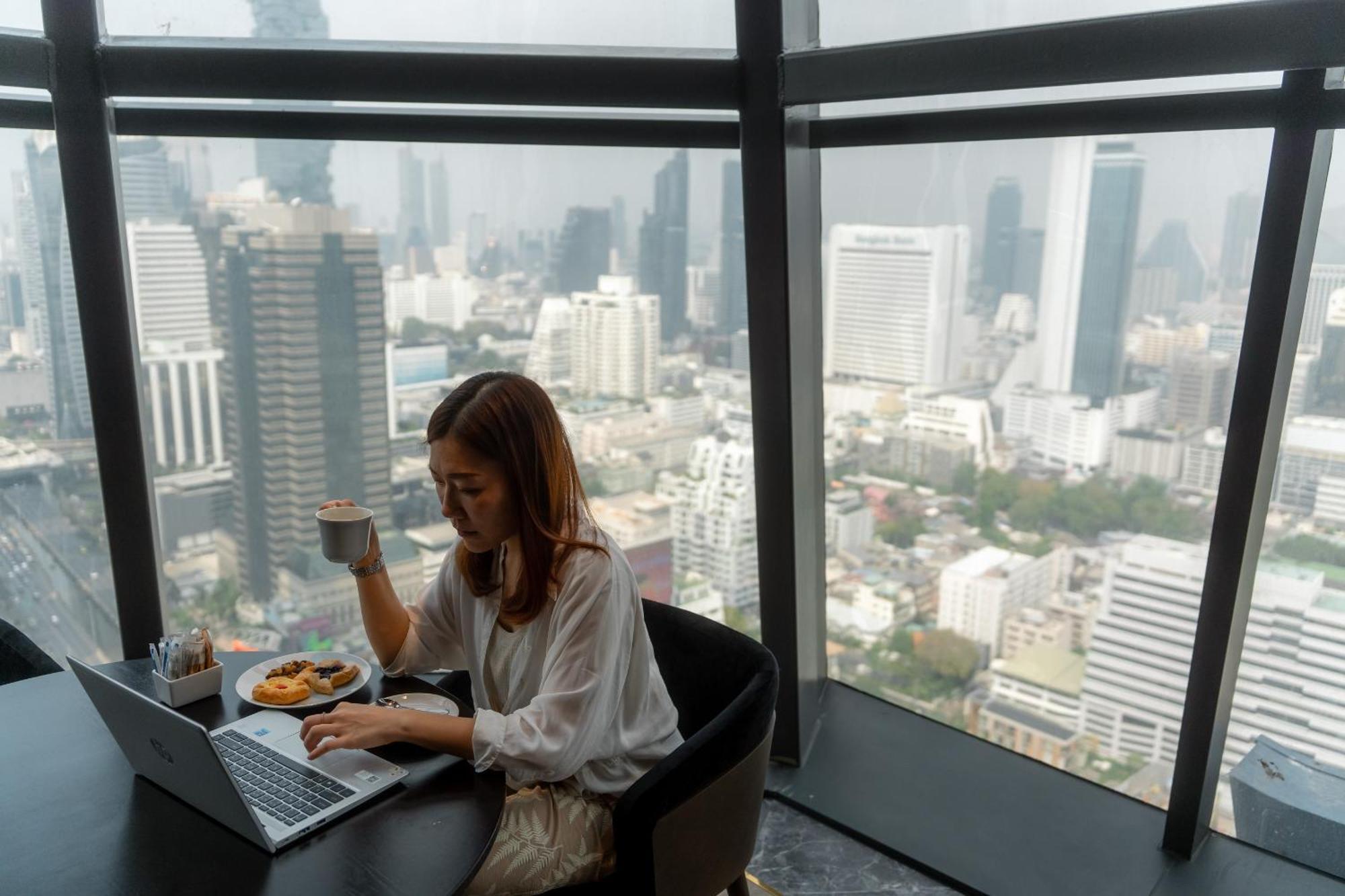 Ascott Embassy Sathorn Bangkok Hotel Bagian luar foto A woman working in Bangkok