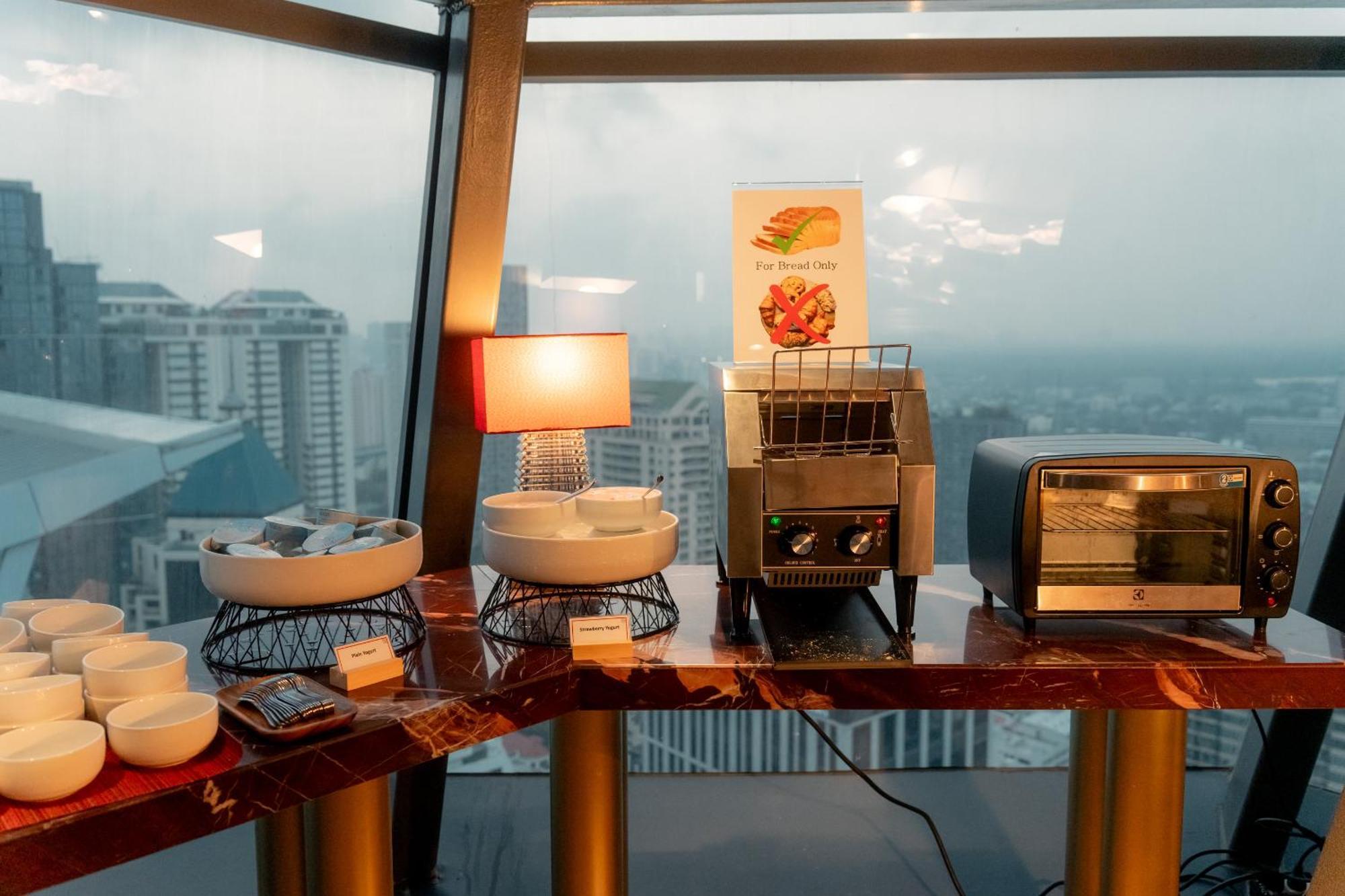 Ascott Embassy Sathorn Bangkok Hotel Bagian luar foto A coffee machine at a hotel