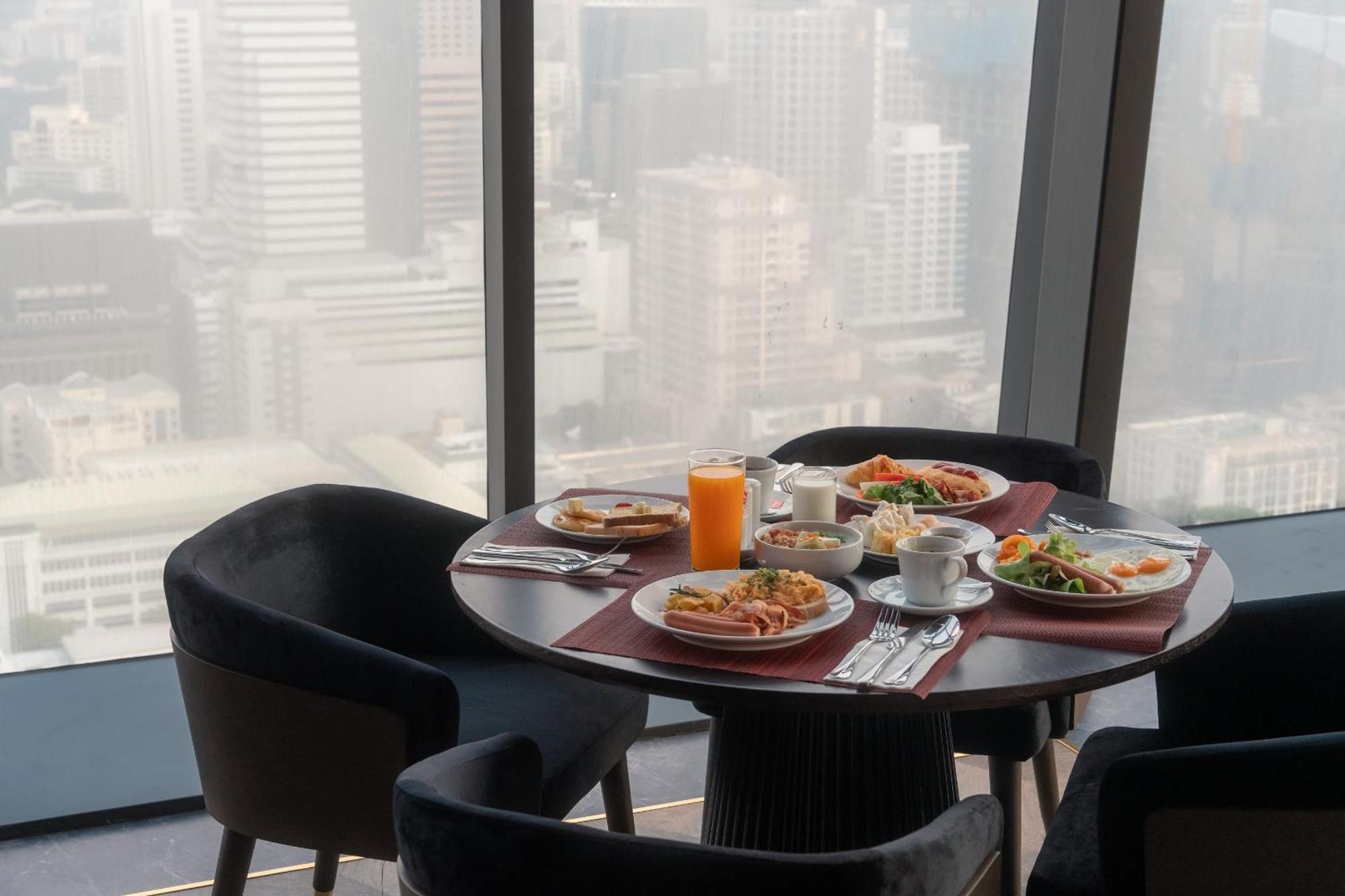 Ascott Embassy Sathorn Bangkok Hotel Bagian luar foto Breakfast at the 360° Restaurant