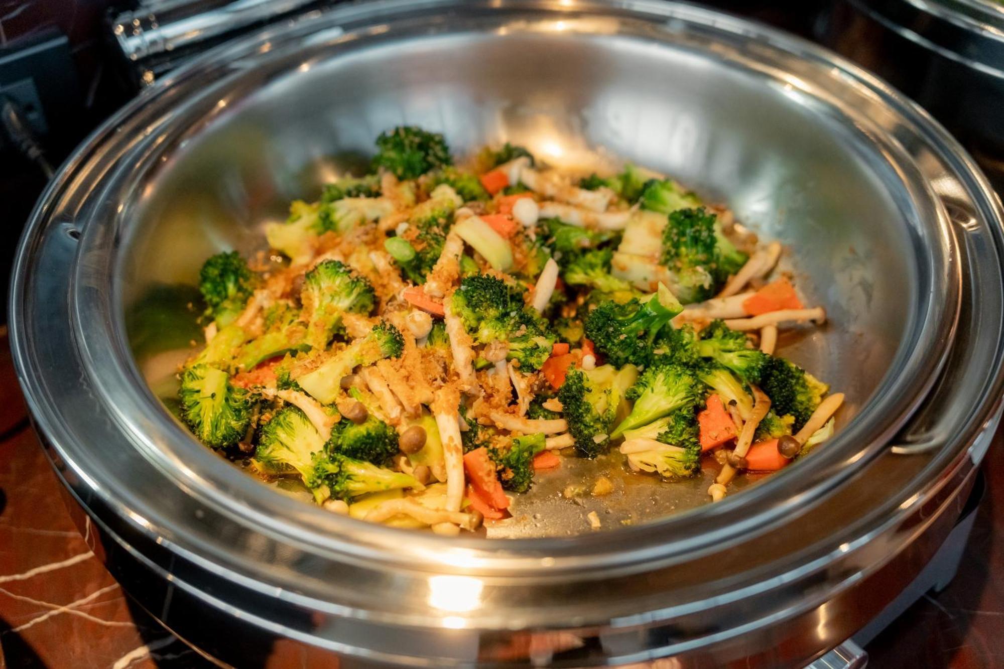 Ascott Embassy Sathorn Bangkok Hotel Bagian luar foto A chafing dish with food