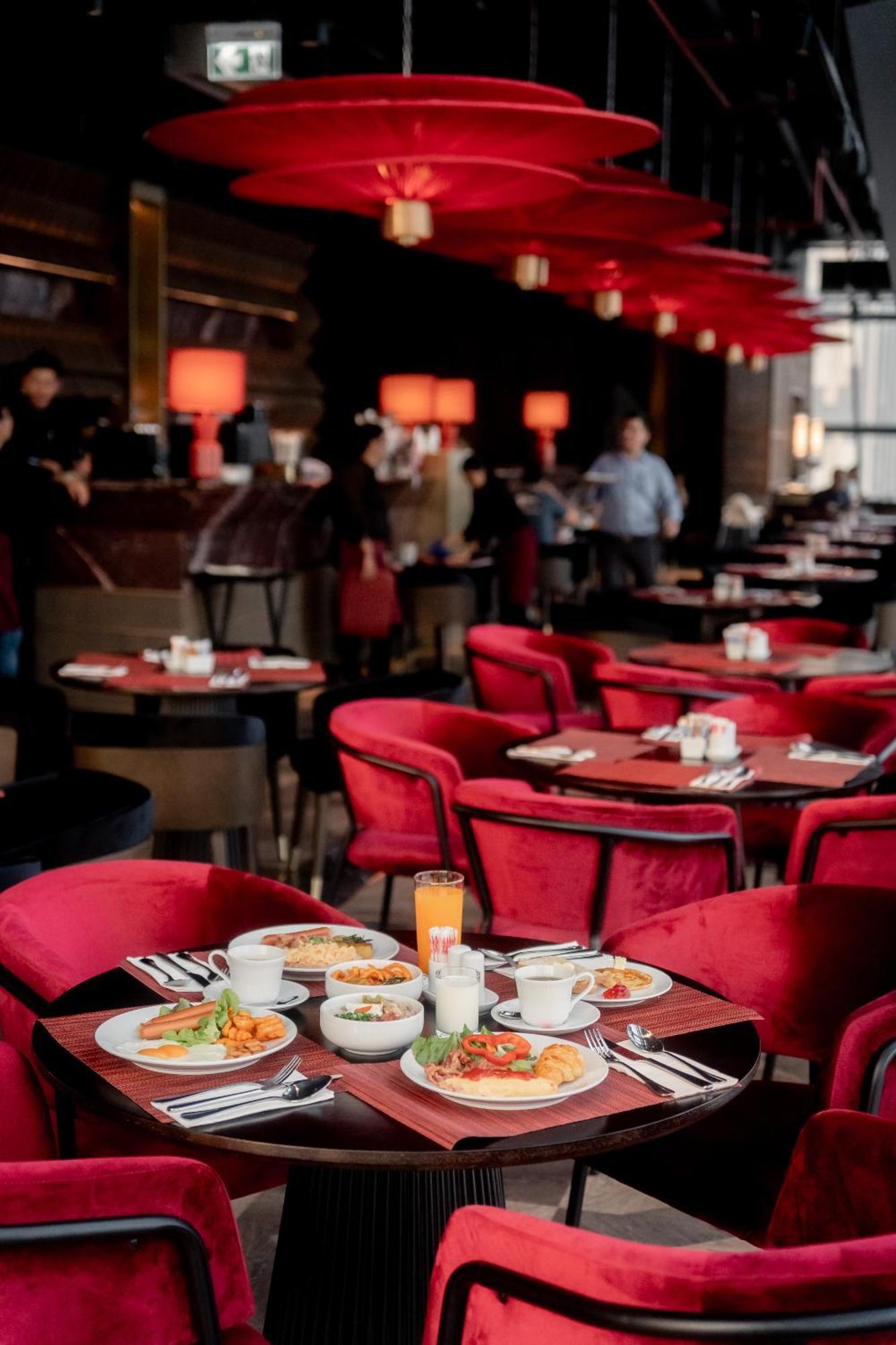 Ascott Embassy Sathorn Bangkok Hotel Bagian luar foto The interior of the restaurant
