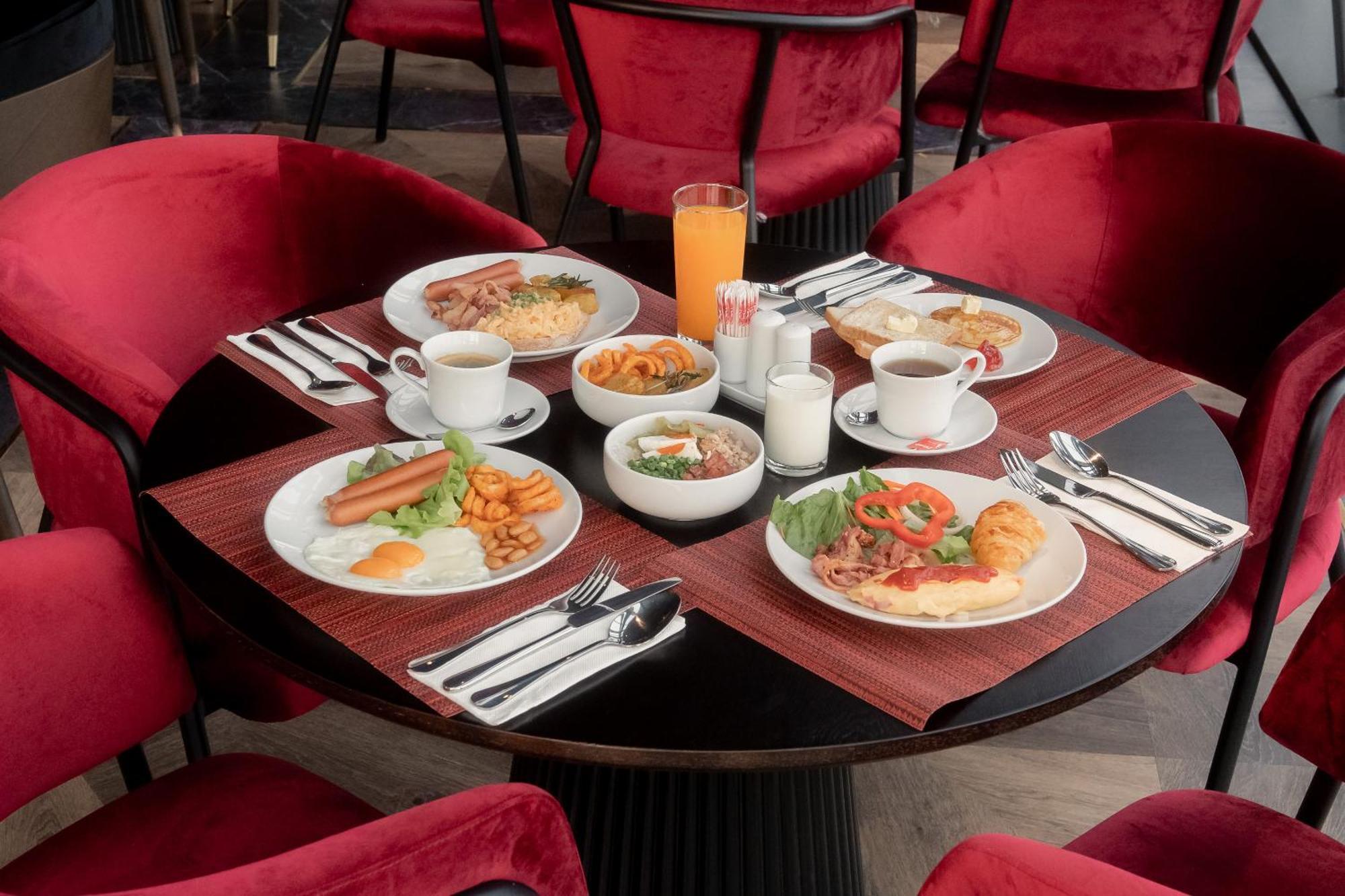 Ascott Embassy Sathorn Bangkok Hotel Bagian luar foto A breakfast table at the hotel