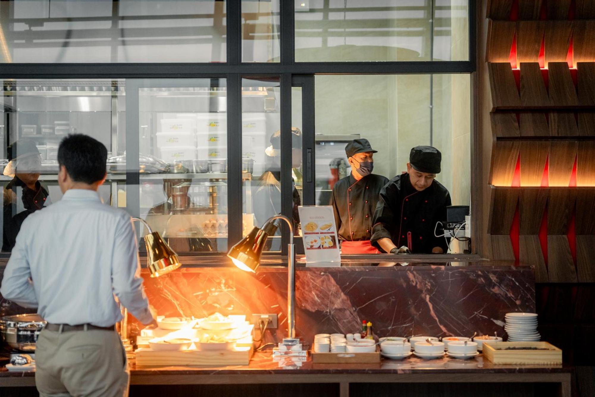 Ascott Embassy Sathorn Bangkok Hotel Bagian luar foto A carver at work