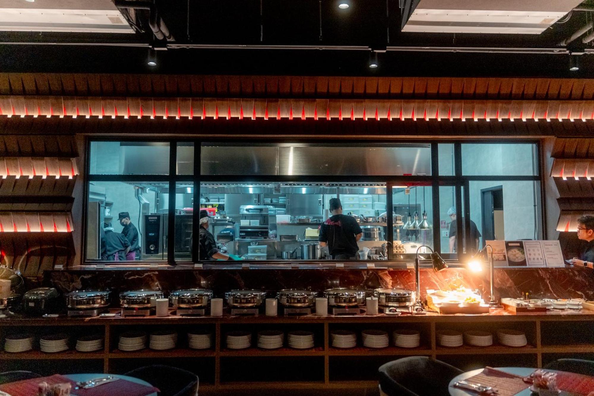 Ascott Embassy Sathorn Bangkok Hotel Bagian luar foto The open kitchen at the restaurant