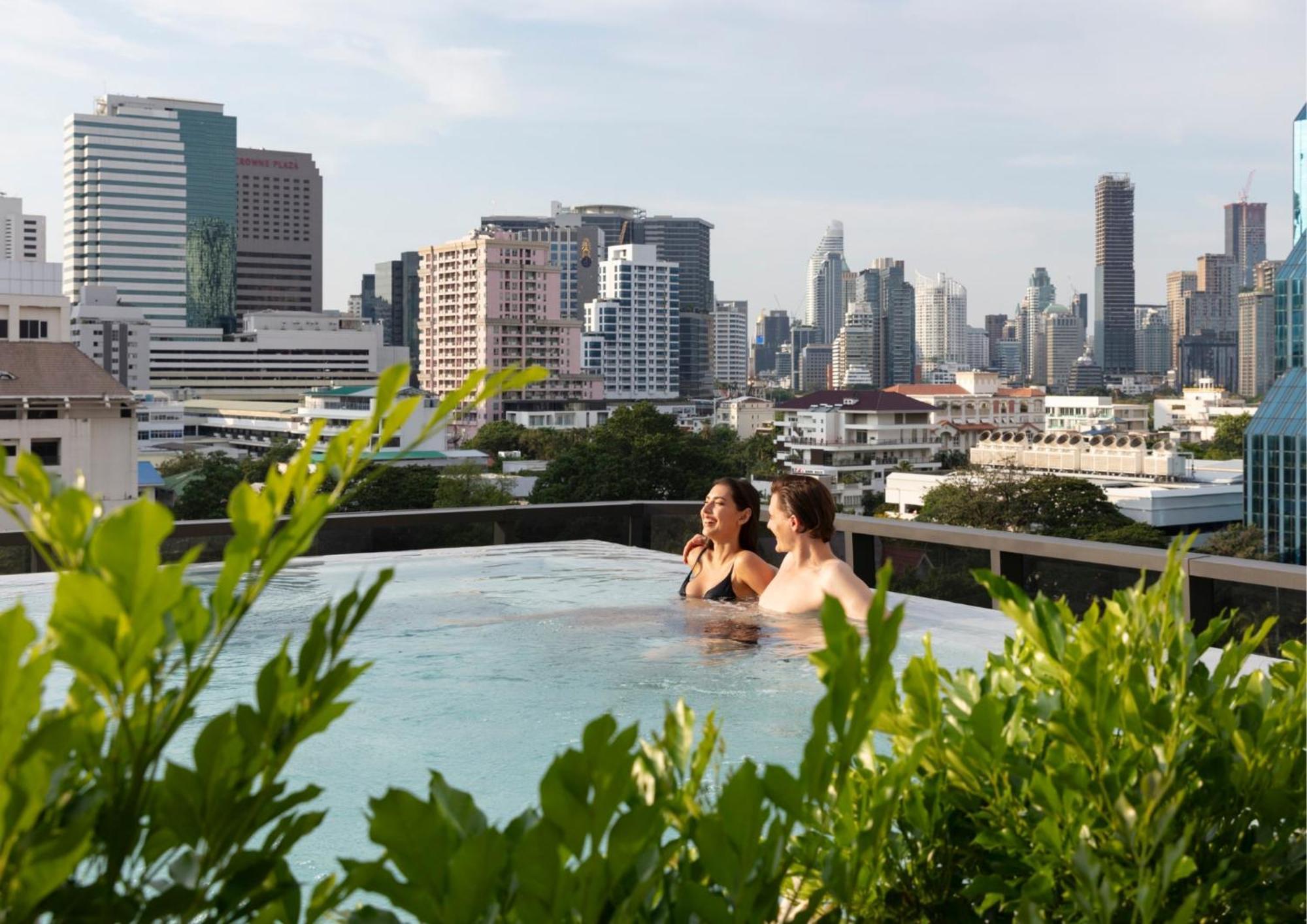 Ascott Embassy Sathorn Bangkok Hotel Bagian luar foto View from the rooftop pool