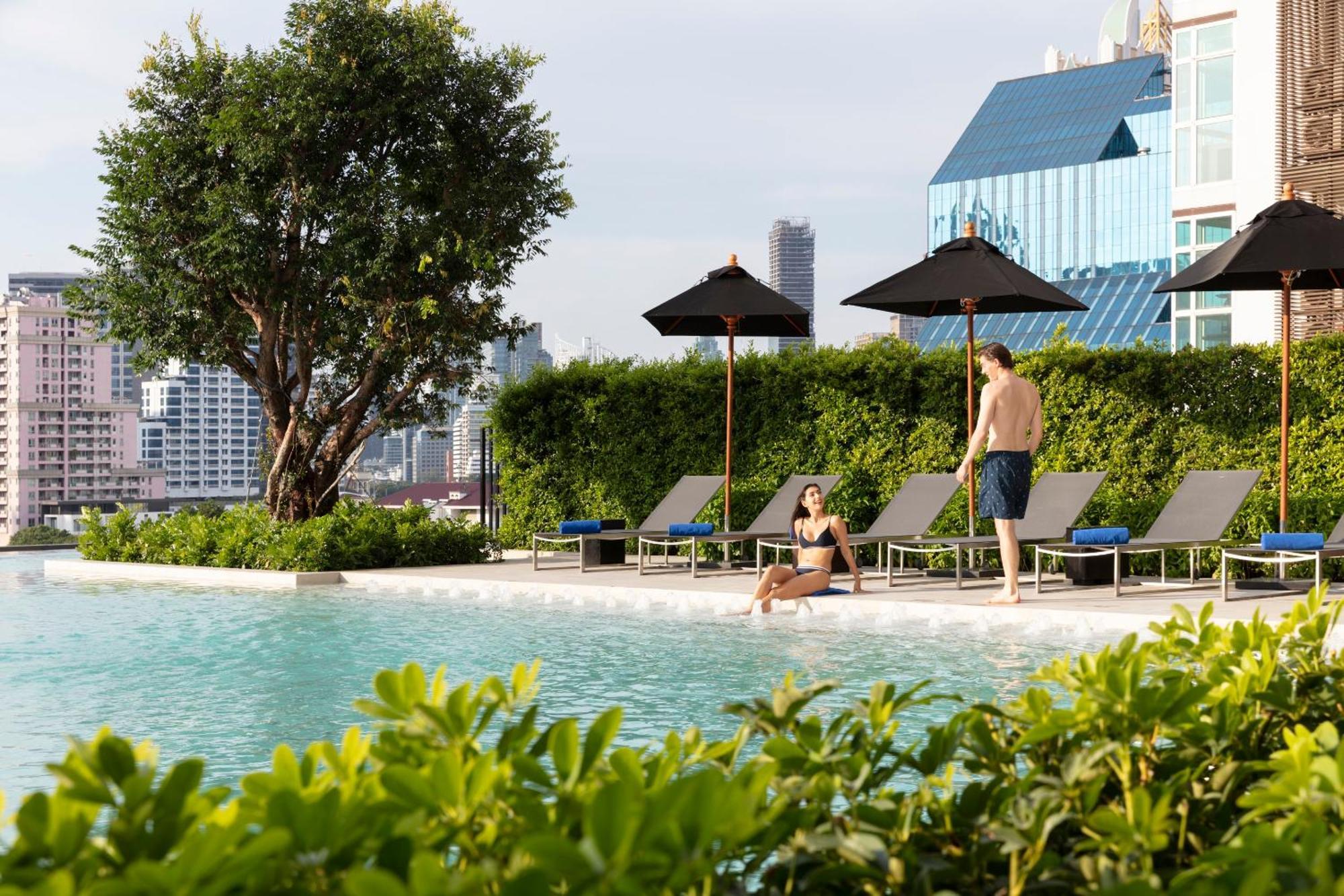 Ascott Embassy Sathorn Bangkok Hotel Bagian luar foto The swimming pool at the hotel